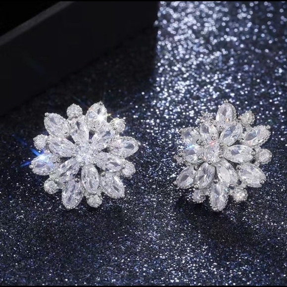 NEW: Beautiful Flower Earrings - Picture 4 of 4